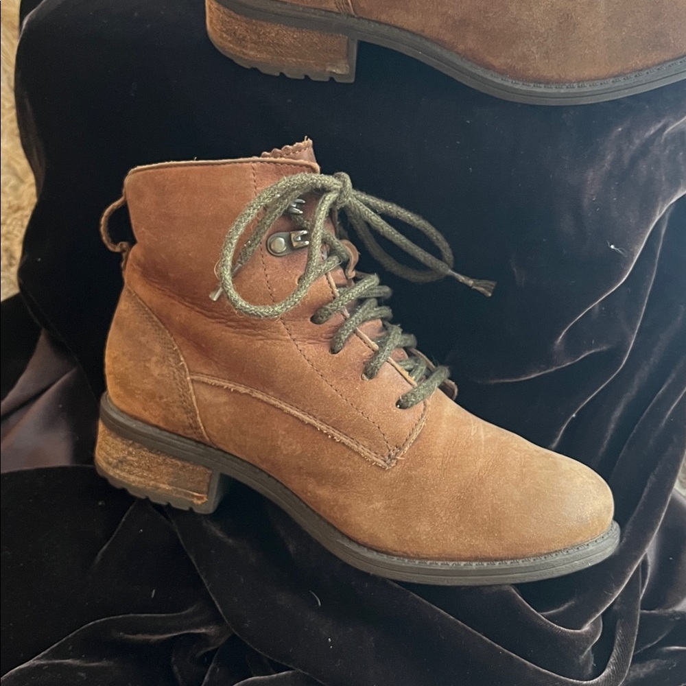 Ugg lace up fur lined boots!